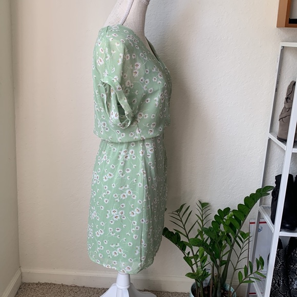 ALL IN FAVOR Light Green Floral Print Wrap Dress Size Small - Picture 11 of 16